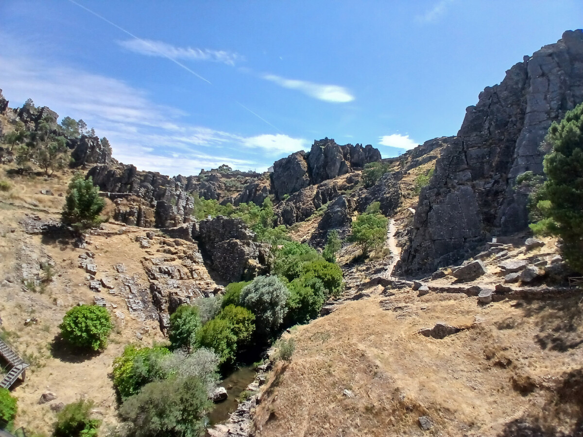 Pad tussen rotsen en groen bij Penha Garcia