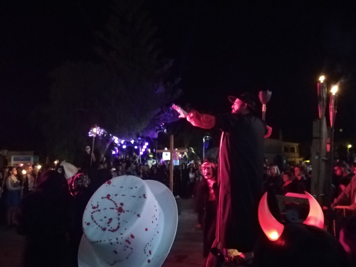 Halloween dorpsfeest Alte met fakkels en verklede dorpsgenoten