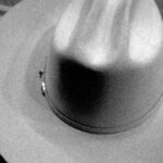 De man met de witte hoed