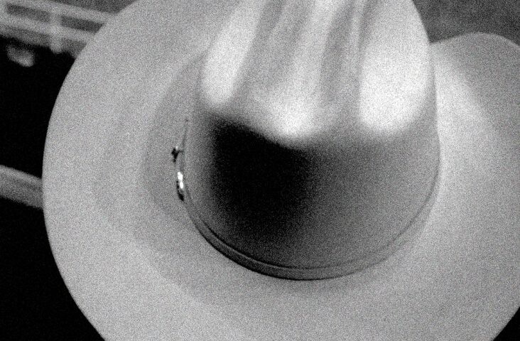 Witte hoed als symbool voor onverwachte ontmoetingen die je niet meer loslaten.